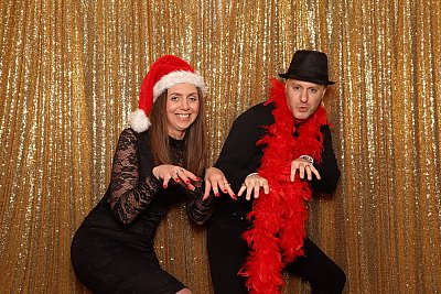 gold_backdrop_photo_booth.jpeg